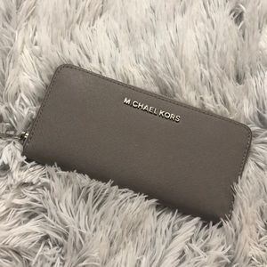 Authentic Michael Kors wallet Pearl Grey